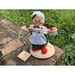 1992 ANNALEE DOLL 9 INCH #5236 MRS SANTA CLAUS HOLDING BANNER MERRY CHRISTMAS